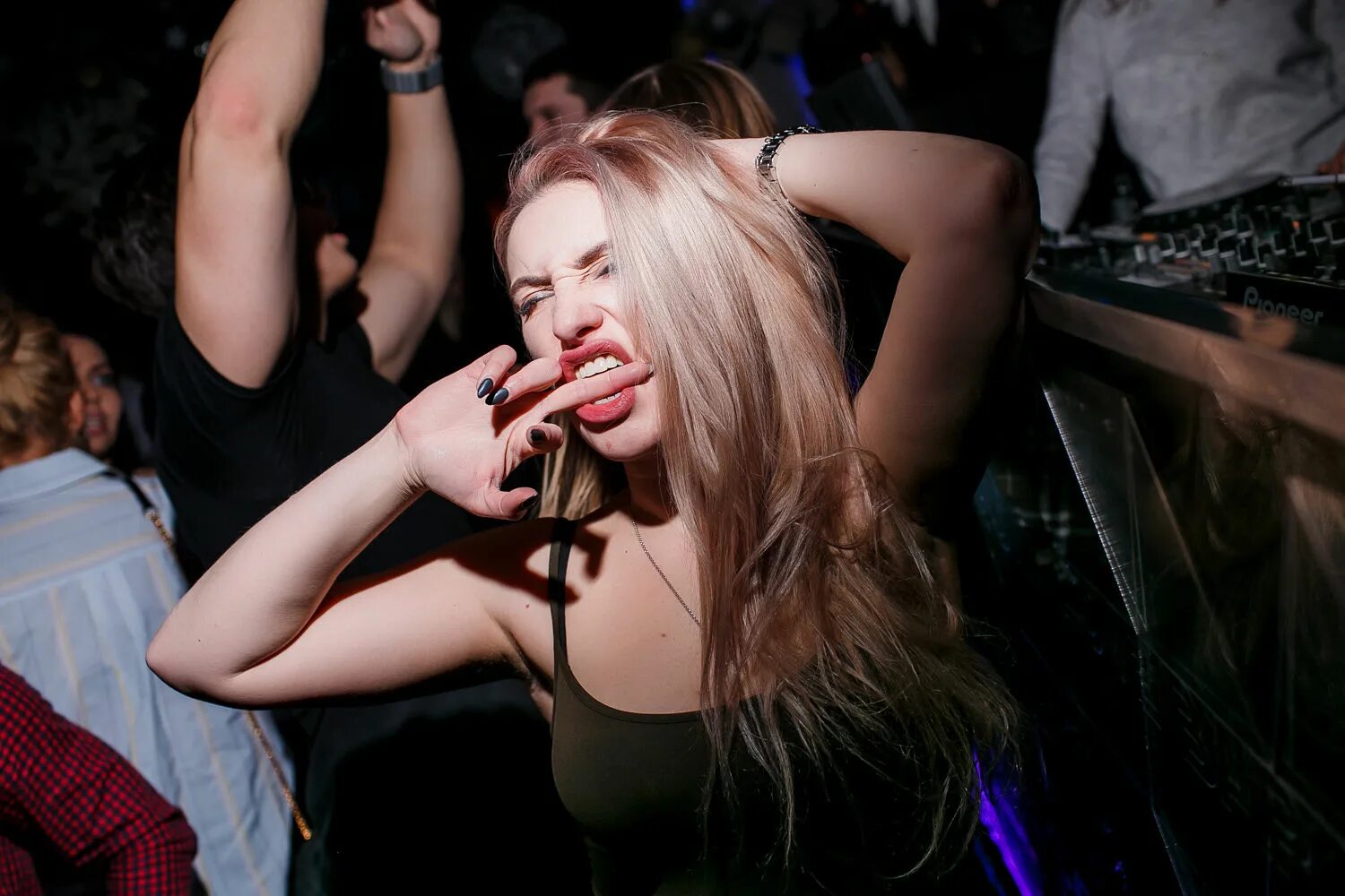 Ресторан вог астрахань. Vogue астрахань. Танцы в клубе. Тусовка в клубе. Ночной клуб вок.