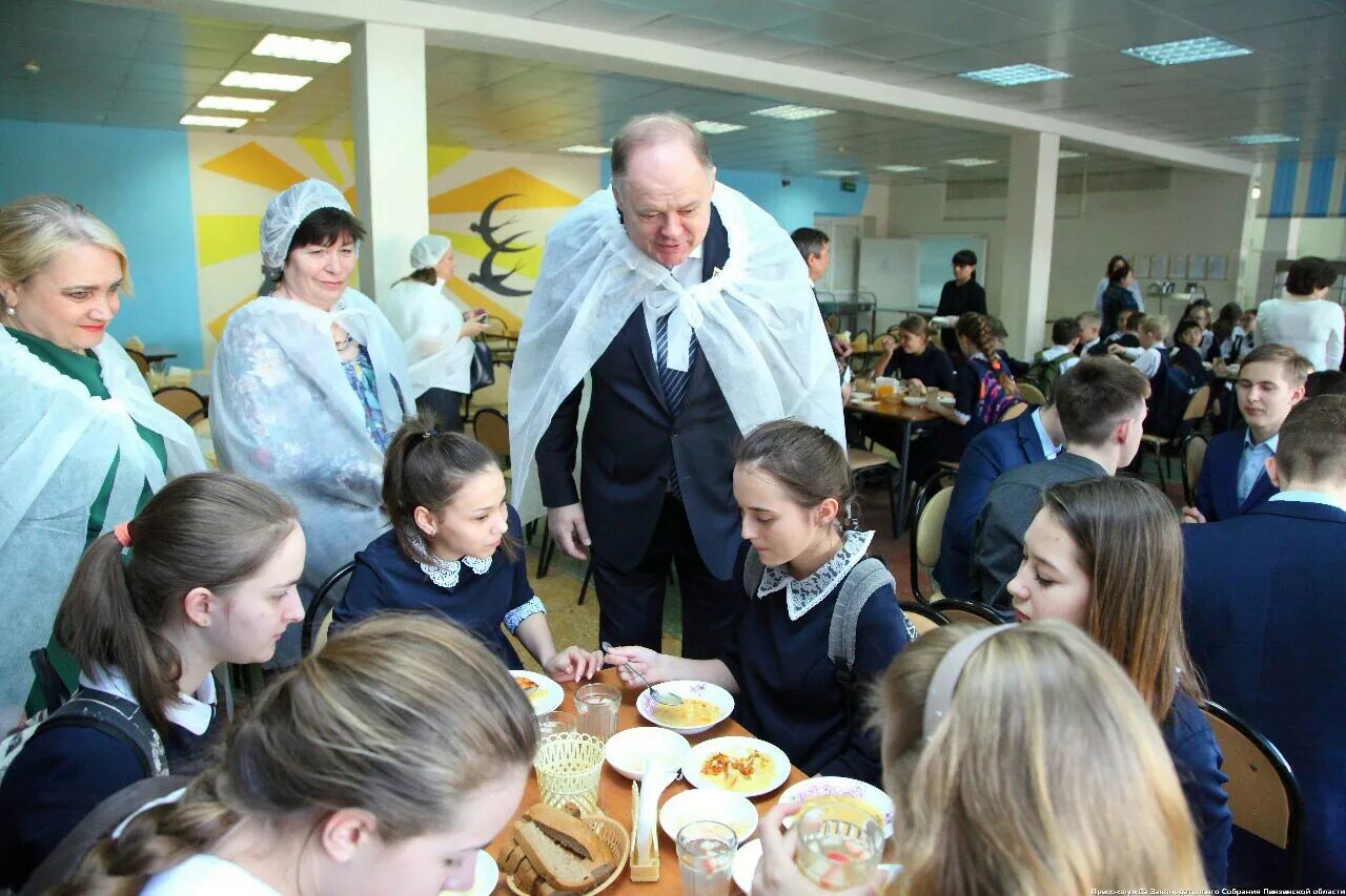 Новости пензы школа. Проверка в школе. Комиссия в столовой. Комиссия в школьной столовой. Проверка Школьная столовая.