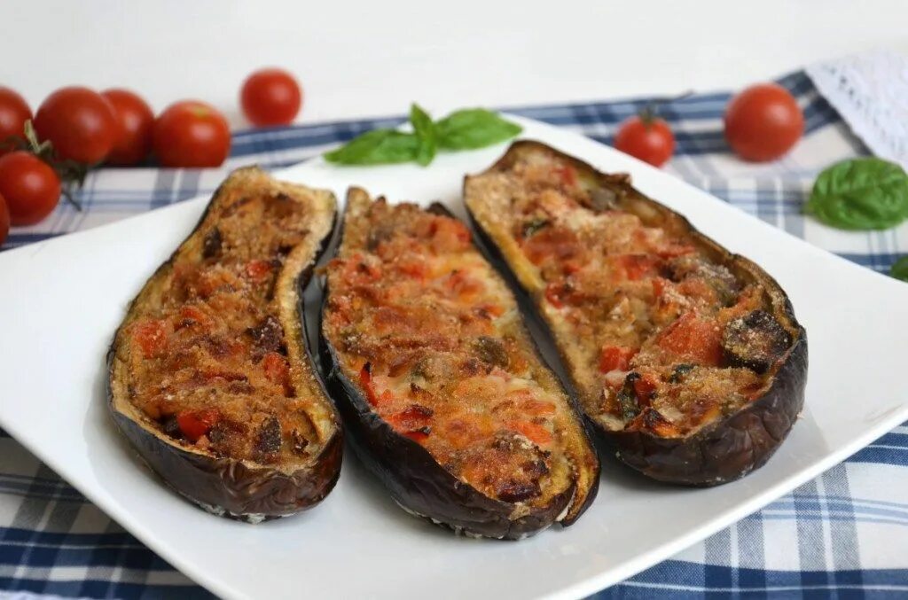 Баклажаны с фаршем быстро и вкусно. Баклажаны пармиджано фаршированные. баклажаны меланзана. эгине фаршированные баклажаны.