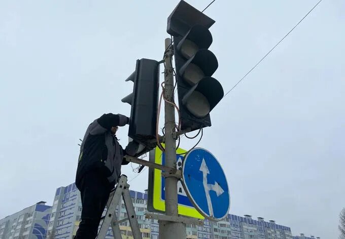 Сломанный светофор. Светофор Нижнекамск перекрёсток. Светофоры разбивают. Светофор нижнекамск