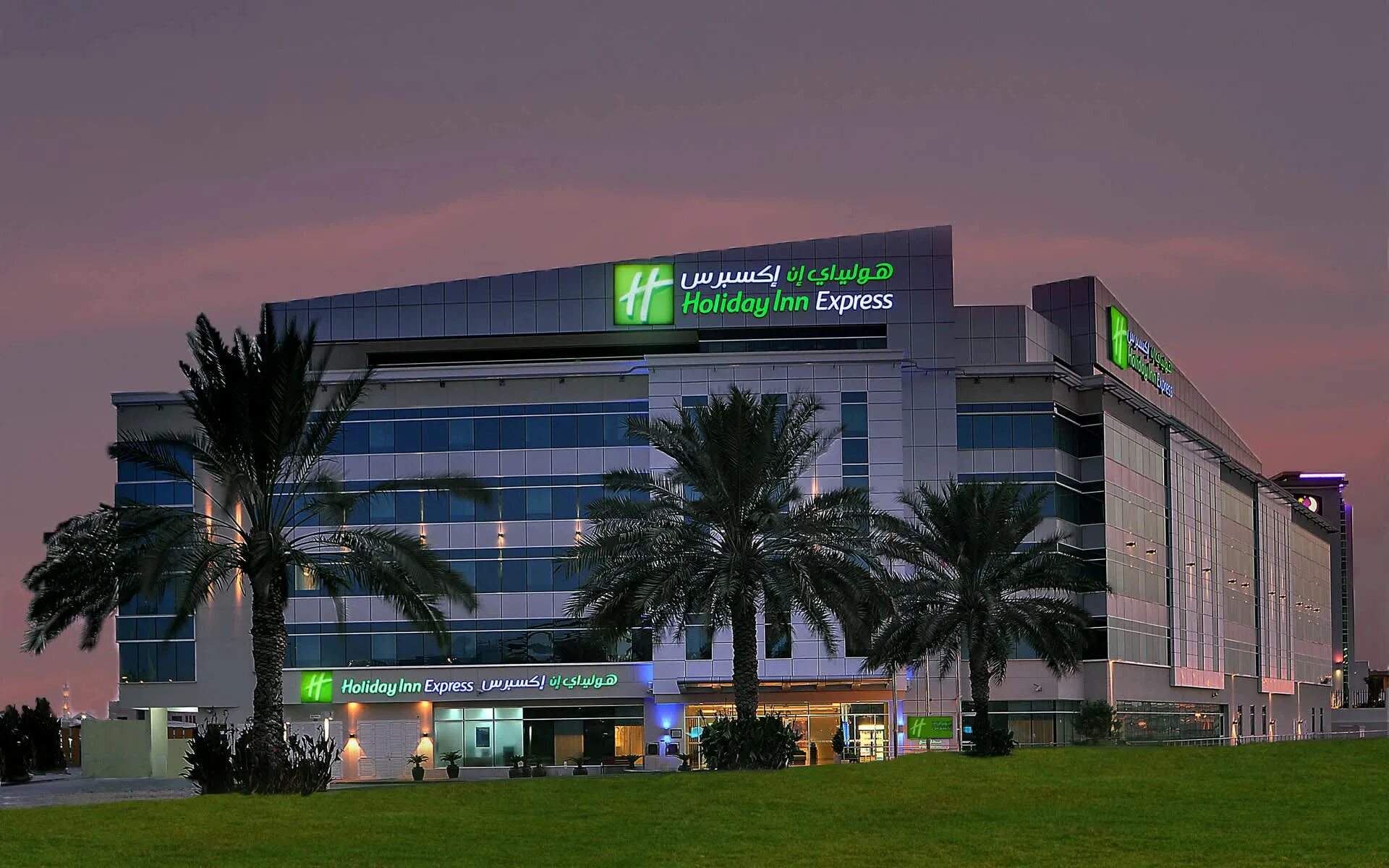 Holiday Inn Дубай отель. Holiday Inn Express Dubai Airport 2*ОАЭ, Дубай. Holiday Inn Express Dubai Jumeirah 2 Дубай. Отель Holiday Inn Express ОАЭ.