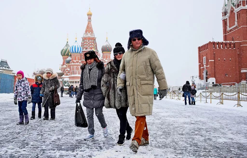 Вопрос ехать в москву. Люди зимой на улице. Люди в Москве зимой. Люди на улице зимой Россия. Зима в Москве.