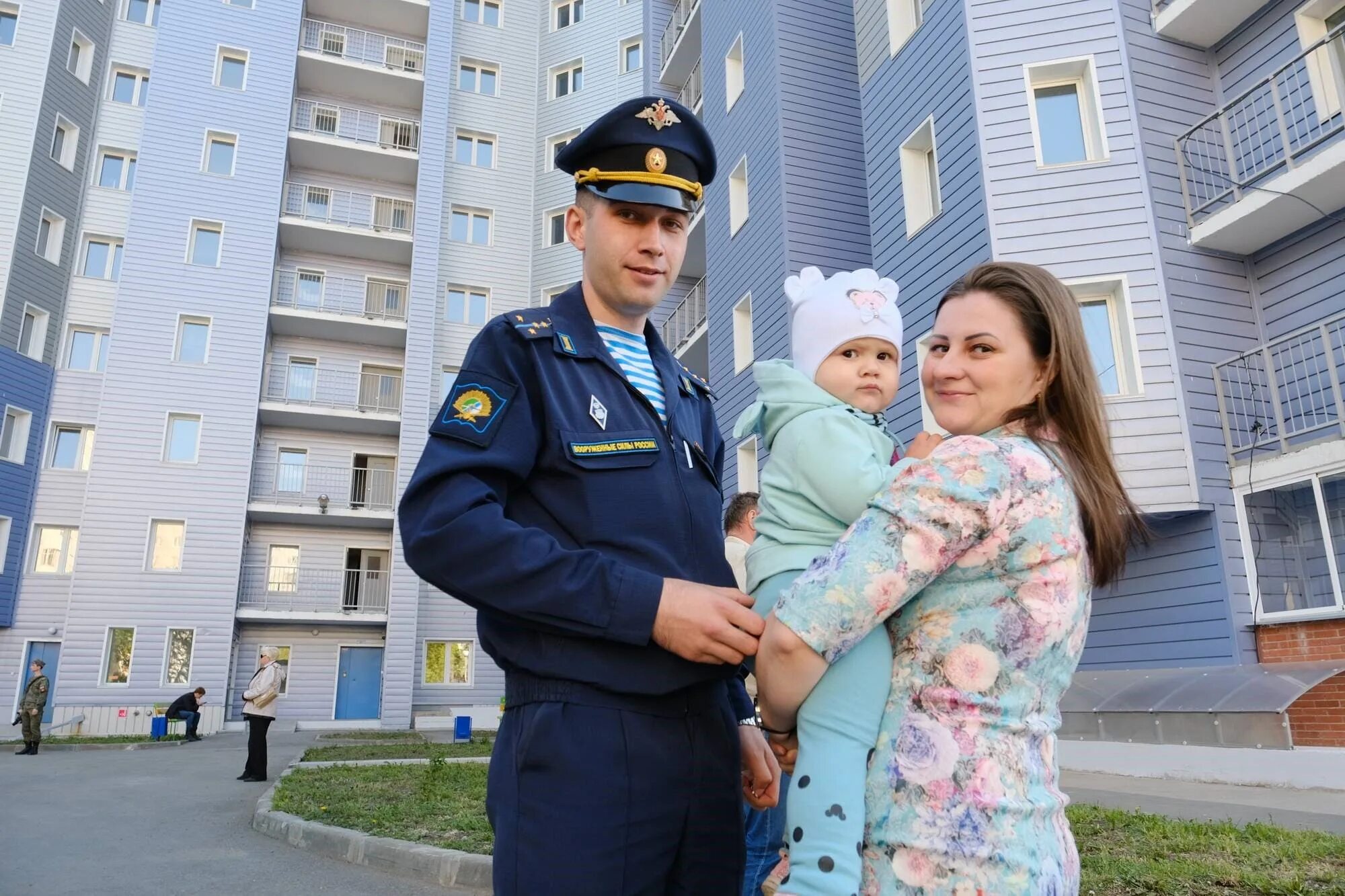 Живу в служебной квартире. Служебная квартира военного. Семья военнослужащего. Служебные квартиры для военнослужащих. Квартира военного.