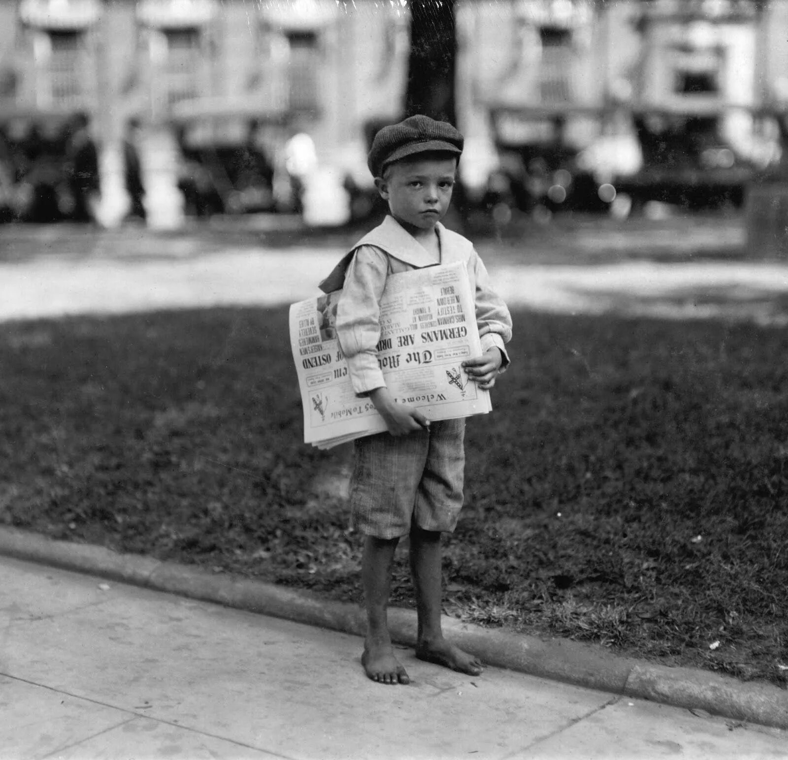 Девочка на побегушках. Льюис Викес Хайн. Льюис Хайн американский фотограф. Льюис Хайн мальчишка-газетчик. Льюис Хайн мальчик.