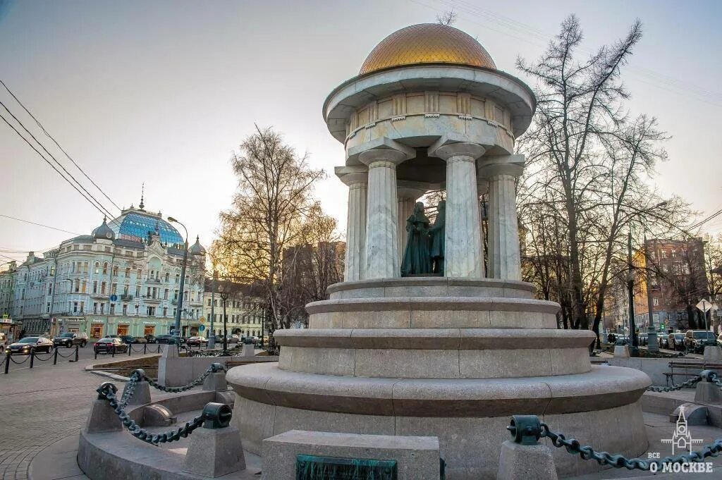 Ротонда Пушкин и Гончарова в Москве. Фонтан Пушкин и Натали на площади Никитских. Храм гончарова