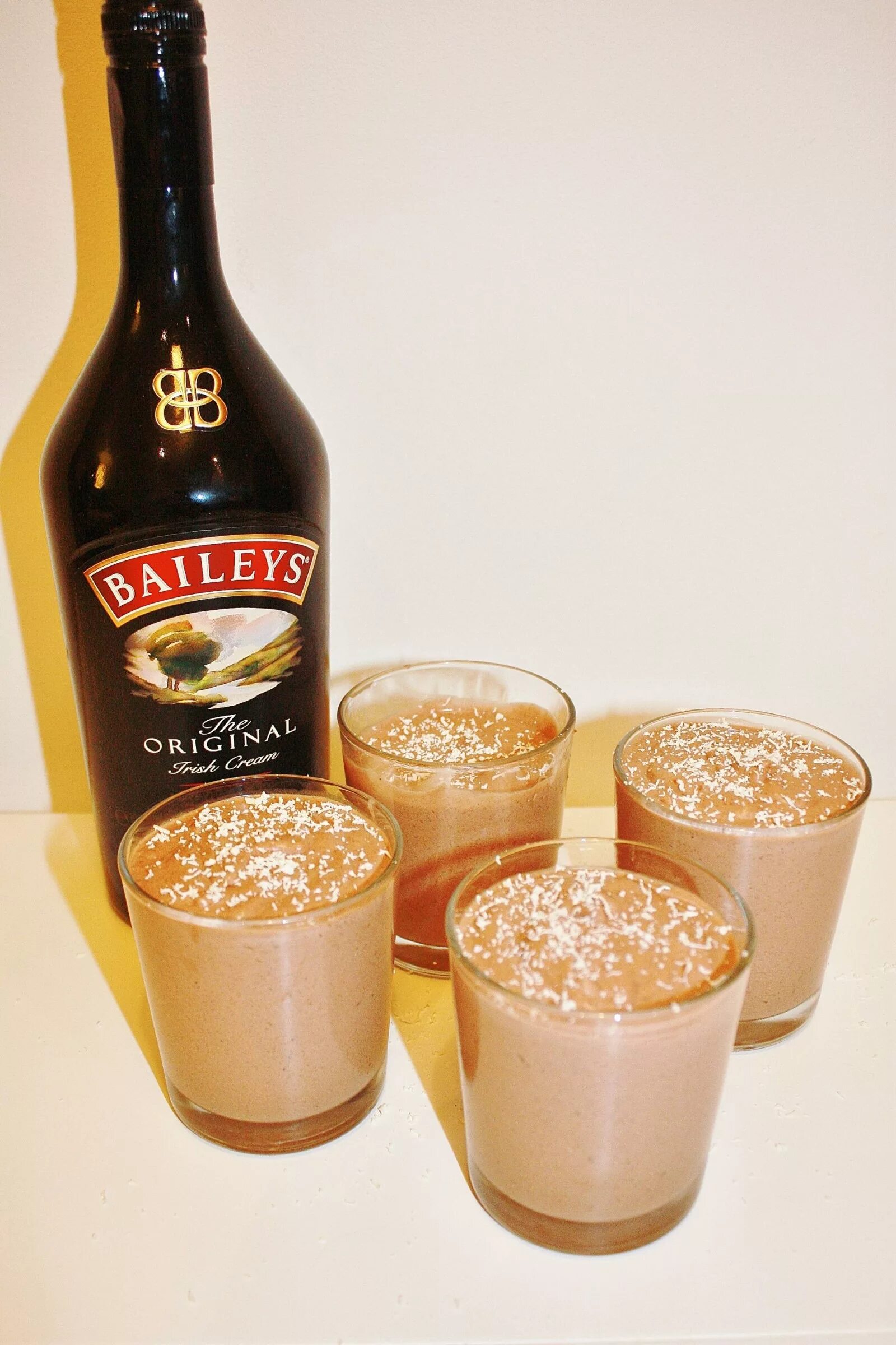Как правильно пить ликер и с чем. Ликёр Бейлис. Ирландский ликер Бейлиз. Кофейный ликер Бейлиз. Шоколадное молочный ликер Бейлис.