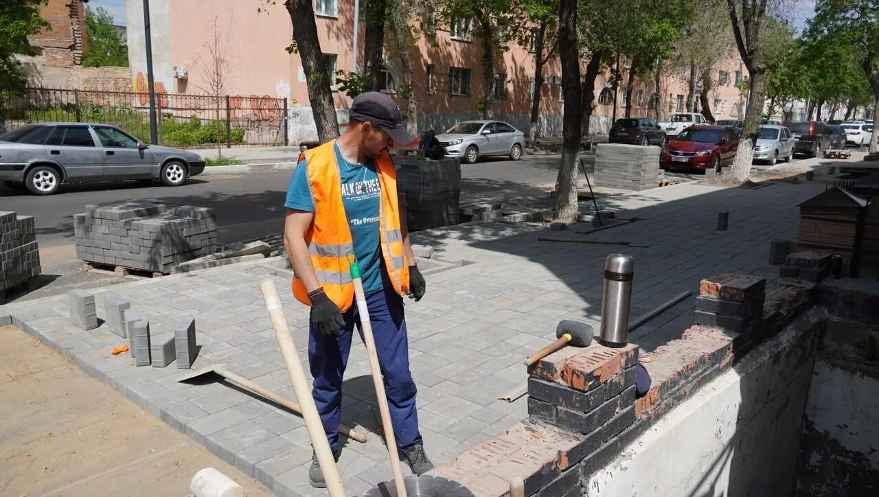 Оренбург ремонтная. Строительство тротуара. Тротуар в городе. Ремонтные работы на тротуаре. Дорожные работы на тротуаре.