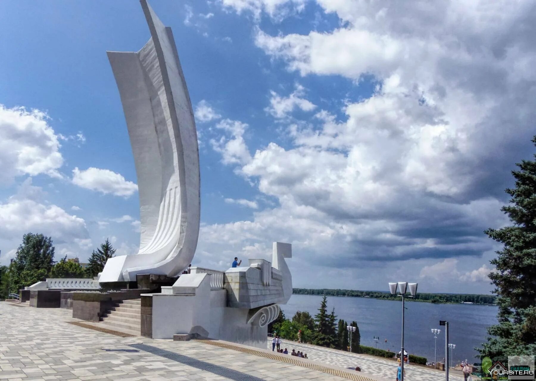 Аваком самара что это. Монумент Ладья Самара. Ладья Самара памятник. Стела Ладья Самара. Памятник Самара набережная Ладья.