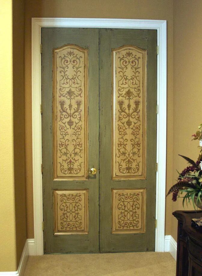 Декор дверей межкомнатных. Старые межкомнатные двери. Декор старых межкомнатных дверей. Перекраска деревянных дверей. Реставрация двери своими руками