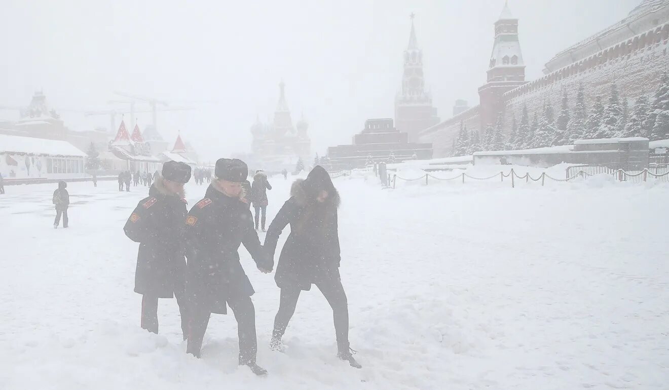 Snowfall на русском. Сильный снегопад в Москве. Снег в России. Метель в городе. Шторм в Москве зимой.