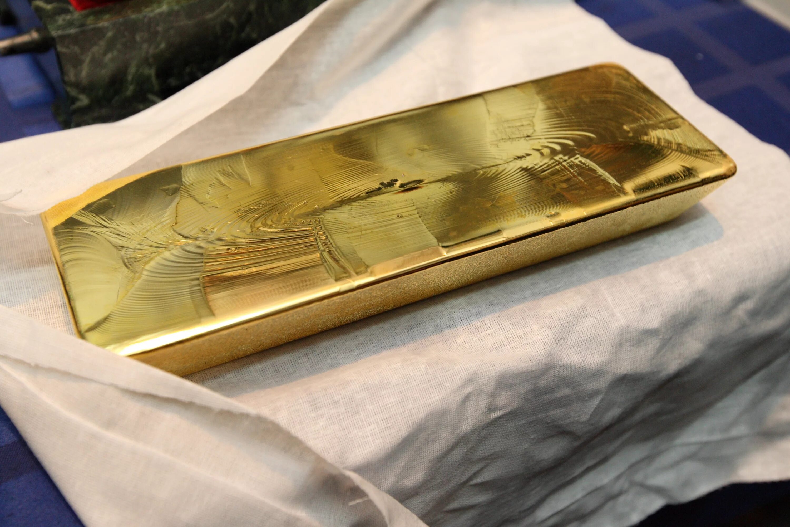 Достали слиток золота. Самородок 12 кг золота Магадан.