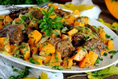 Печень с тушеными яблоками