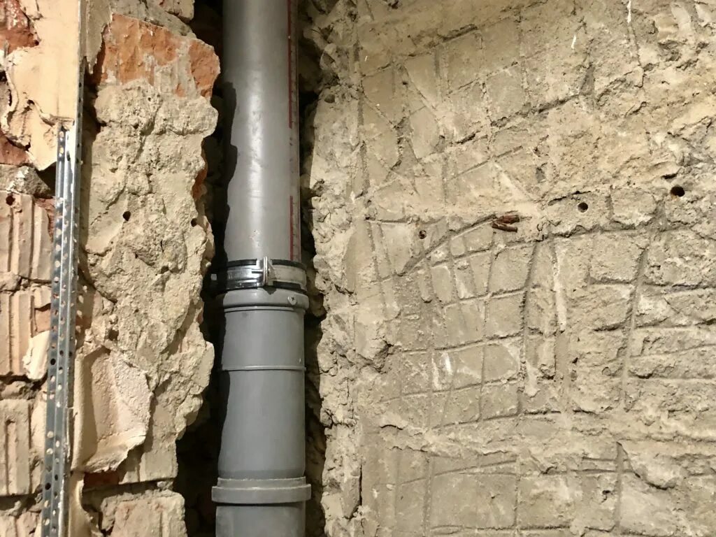 Вертикальная труба канализации. Канализационная труба в квартире. Старые канализационные трубы. Трубы на стене. Канализационная труба в стене