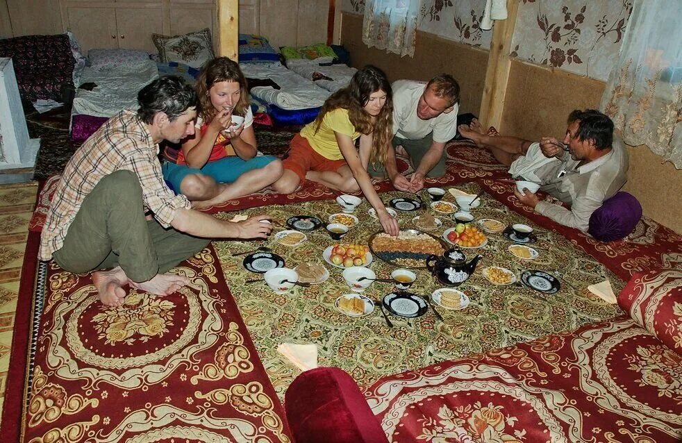Быт таджиков. Таджики в квартире. Современный Памирский дом. Быт узбеков.