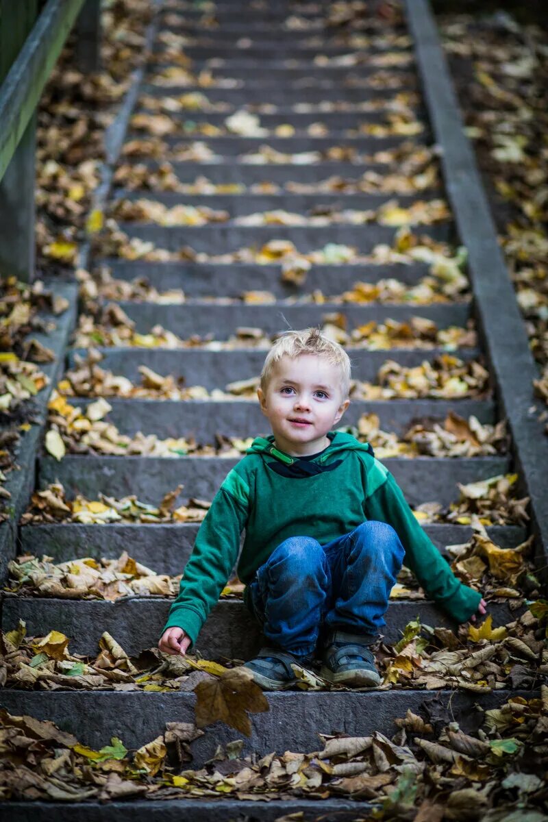 Ребёнок сидит на лесенке. Мальчик сидит на ступеньках фото. Малыш сидит на лесенке. Ребенок сидит на лестнице.