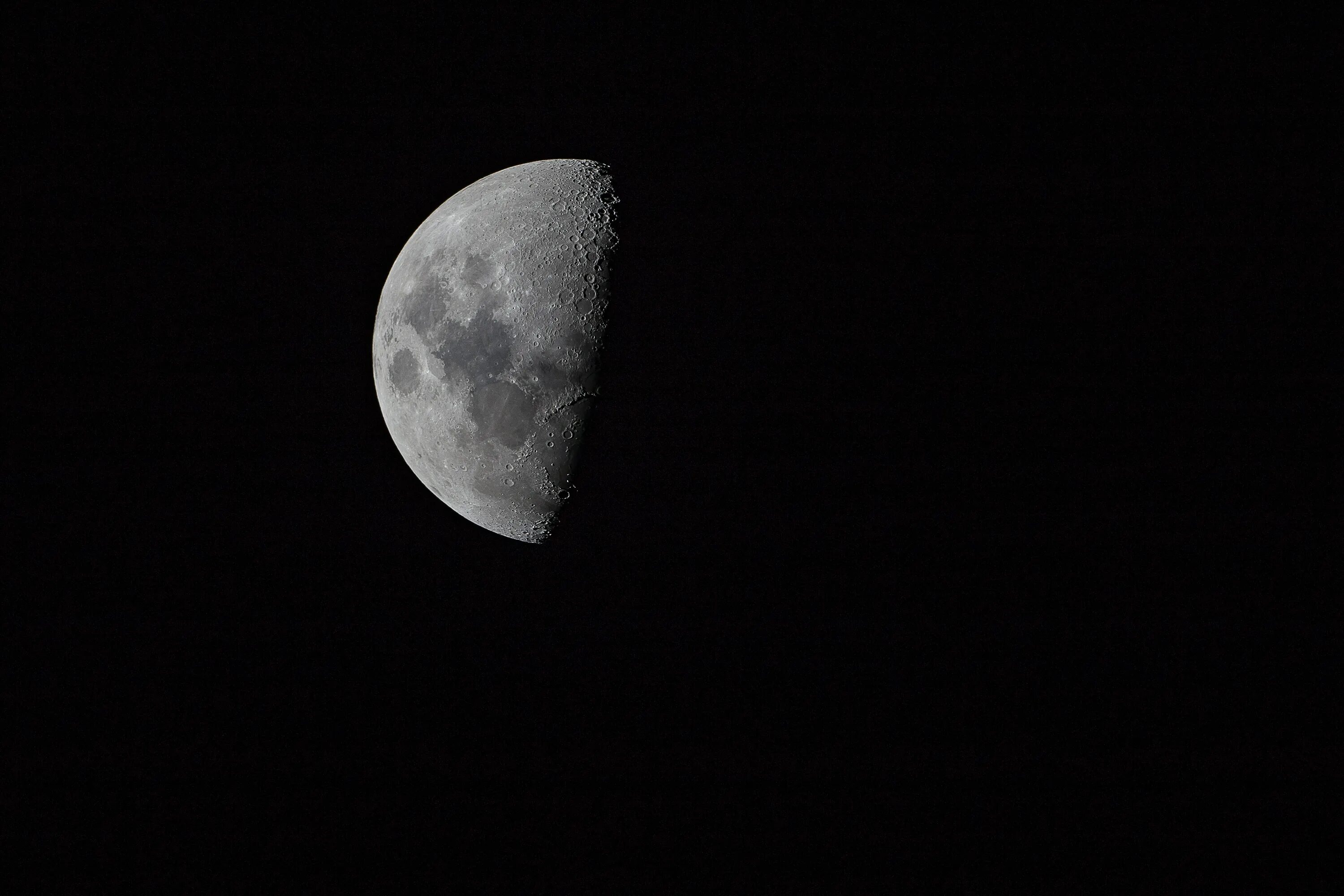 Moon black station. Луна. Черная Луна. Темная Луна. Луна на темном фоне.