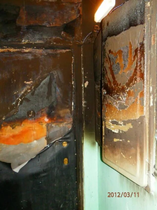 Иконы после пожара. Дверь после пожара. Железная дверь после пожара. Квартира после пожара. Чёрная дверь после пожара.