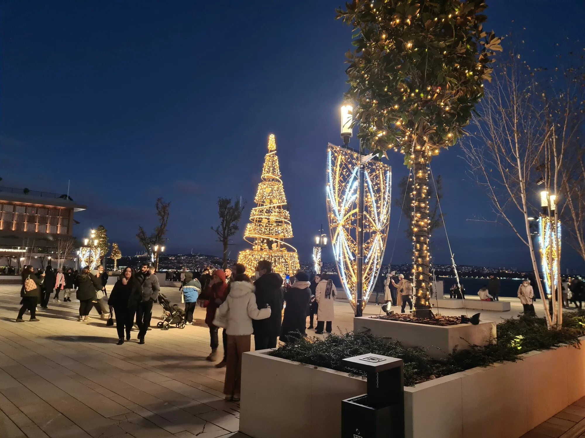 стамбул новогодний босфор. стамбул новый год. где встретить новый год в стамбуле. салют в стамбуле на новый год. новый год в стамбуле 2022.