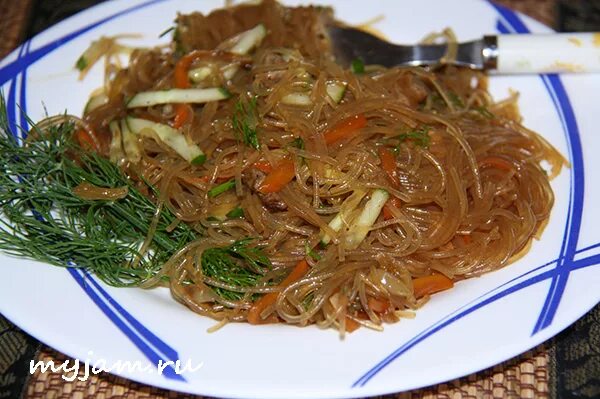 Фунчоза с мясом по-китайски. Фунчоза обжаренная. Жареная крахмальная лапша по-китайски. Китайская фунчоза толстая.