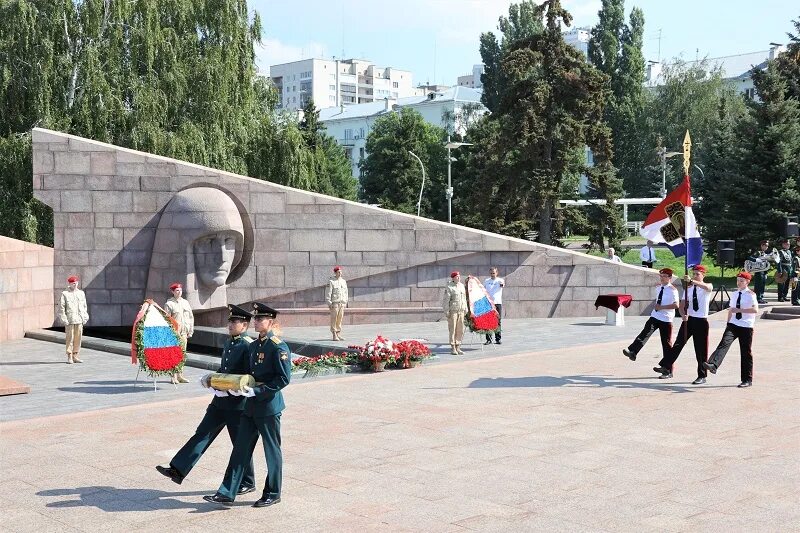 Памятник волонтерам. Мемориал добровольцам Донбасс. Мемориал защитникам Донбасса 2022. Памятник добровольцам Донбасса. Памятники добровольцам в сво.