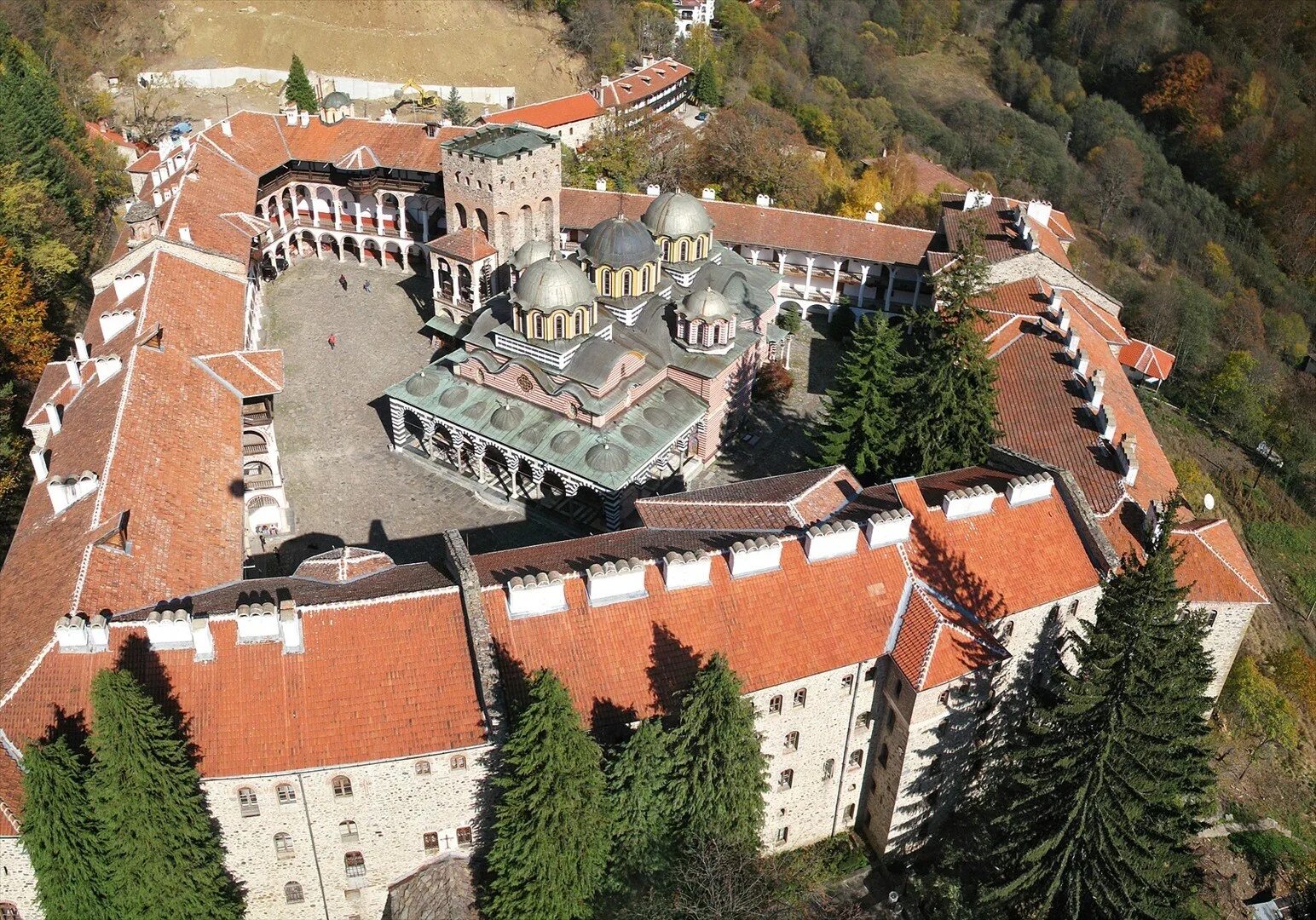 Самый крупный монастырь в европе. Рильский монастырь Болгария. Горный монастырь Рила Болгария. Болгария достопримечательности Рильский монастырь.