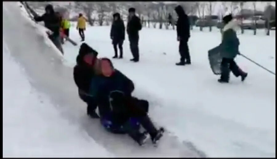 Связанные вместе исправленная ошибка ледяная горка впр. Омон катается на горке. ледяная горка 4 мальчика и 1 девочка. девочка не может залезть на горку.