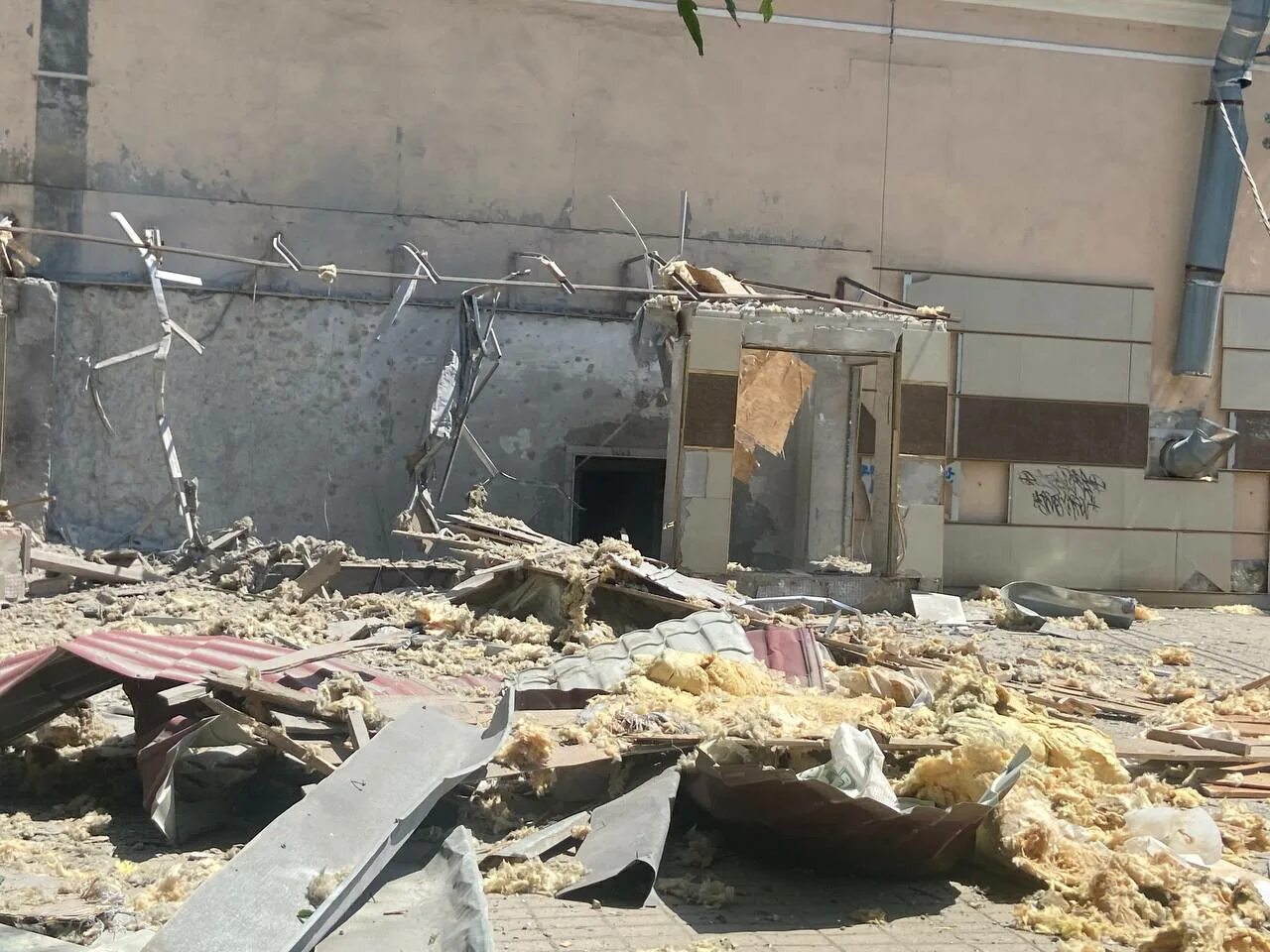 В доме и на улице. Ленина 136 горловка. Центр горловки. Центр горловки. Проспект победы 158 горловка.