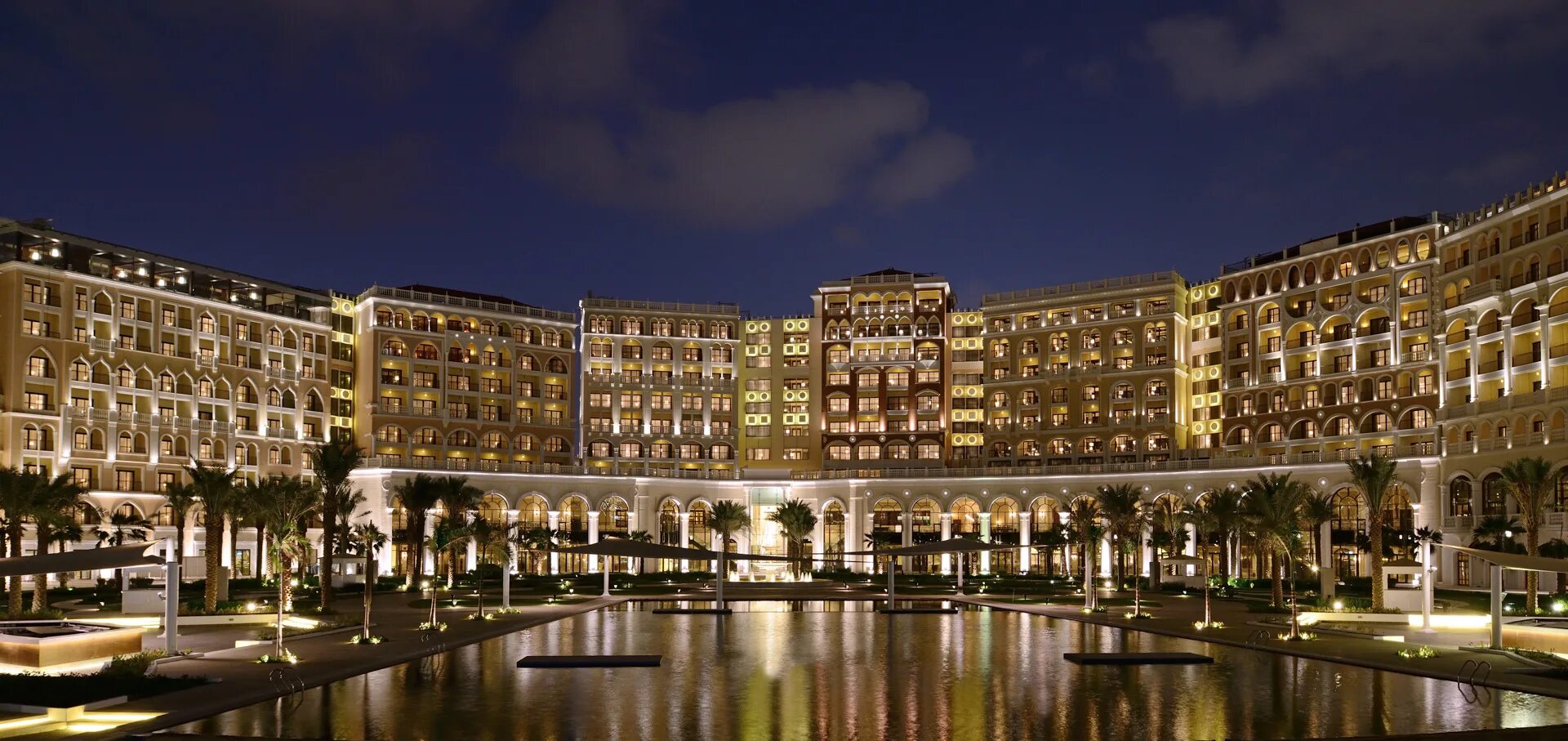 The ritz carlton abu dhabi. Абу Даби Ritz Carlton. Абу Даби the Ritz Carlton Grand canal5. Ritz Carlton Abu Dabi. The Ritz-Carlton Abu Dhabi Grand canal 5*.