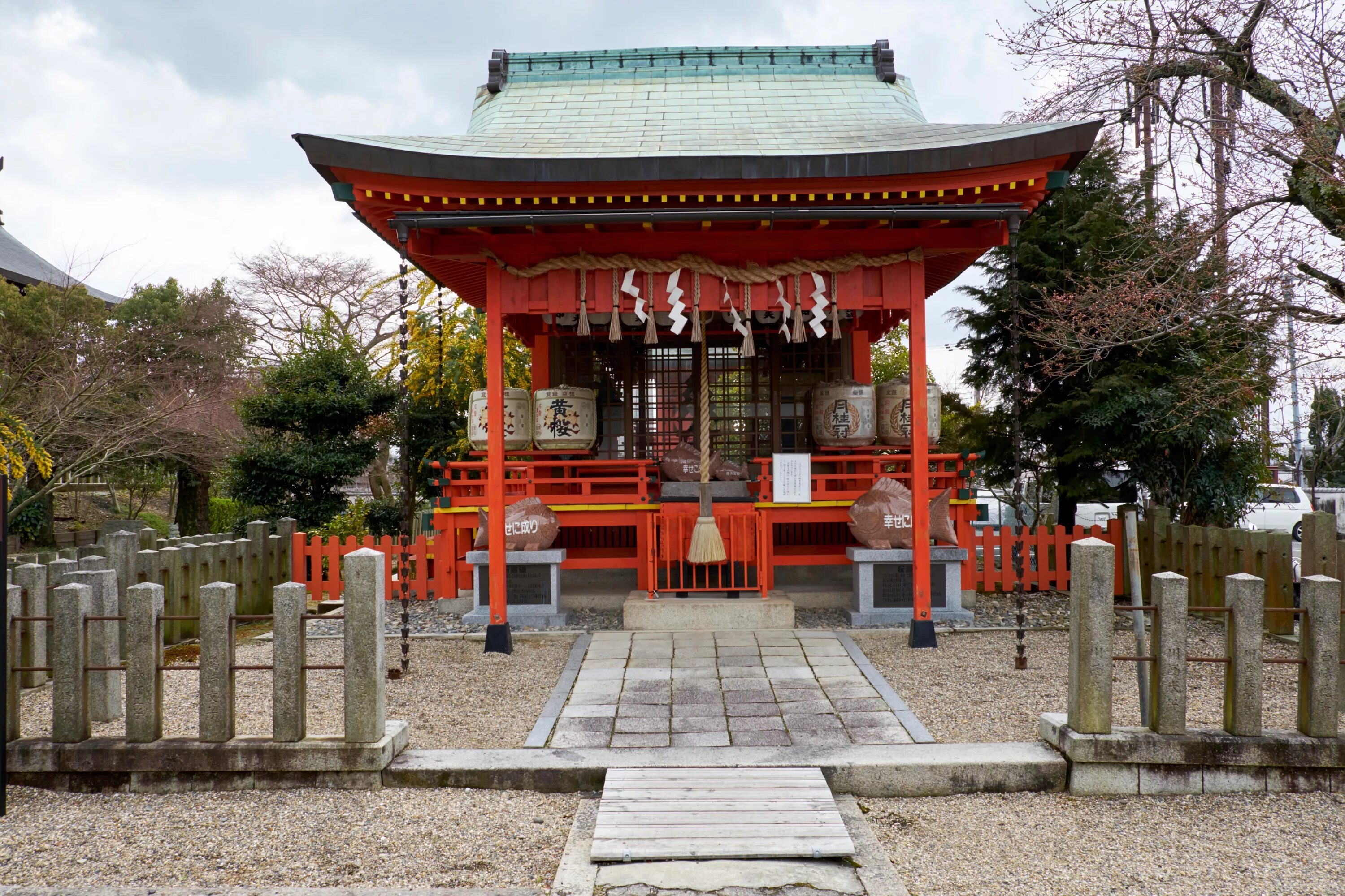 Shrine перевод. Миякэ Синто. Shinto Shrine Archway. Тамагаки. Shinto пик.