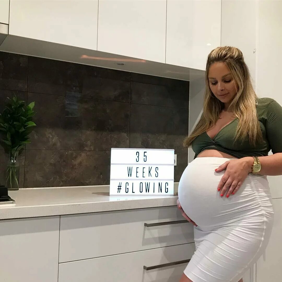 Беременную девушку большую