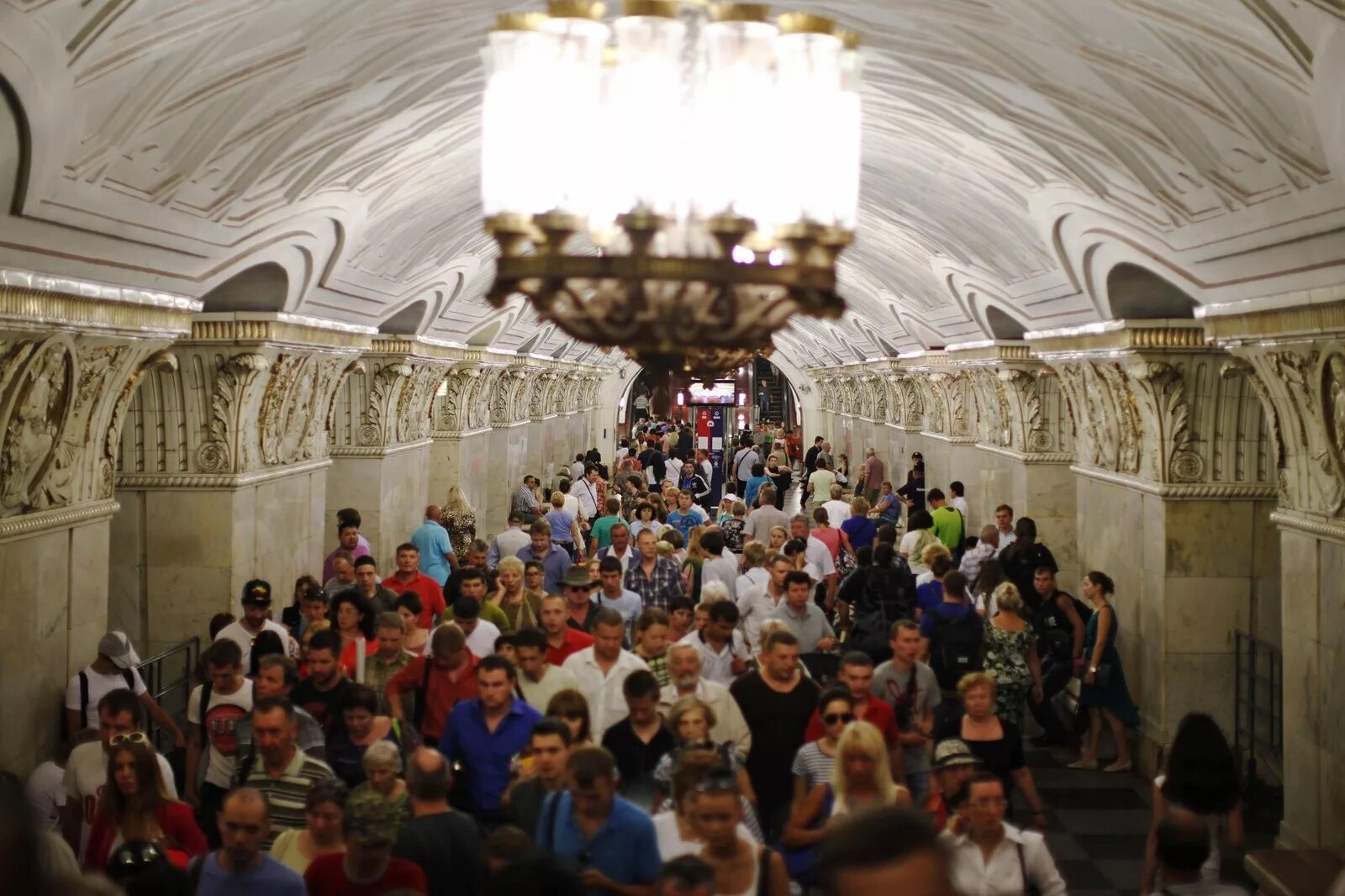 Московское метро утром. Час пик в метро в Москве. ЧАСПИК В Московском метро. Часы пик в Московском метро. Люди в метро Москвы.