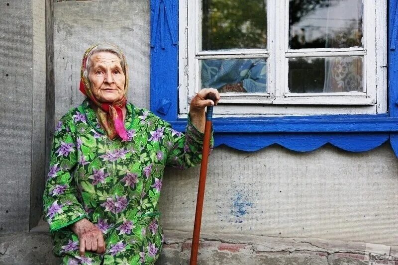 Бабушка село. Деревенская бабушка. Деревенский дом старушка. Старушка на крыльце. Бабушка в деревне.