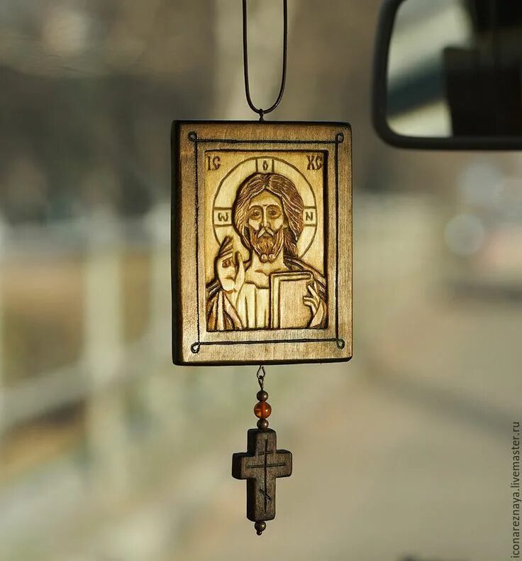 Можно икону в машину. Резная икона иисуса христа. икона в машину. иконки церковные в машину. православные иконки в автомобиль.