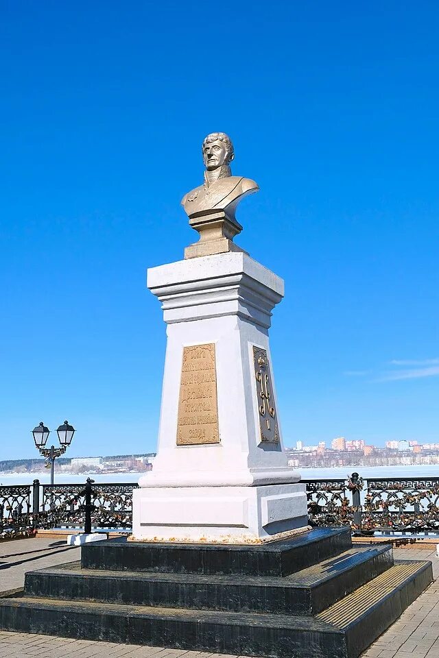 Памятник основателю ижевского завода а. А ф дерябин. Ф. Дерябин ижевск гостиница. Ул красногеройская 107 ижевск.
