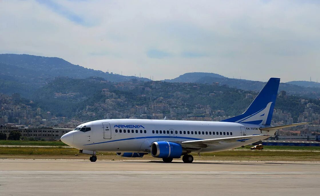 Арм в самолете. Авиакомпания Армения Boeing 737. Боинг 737 армянские авиалинии. Боинг 737-500 Armenia Aircompany. Air Armenia самолет 737.