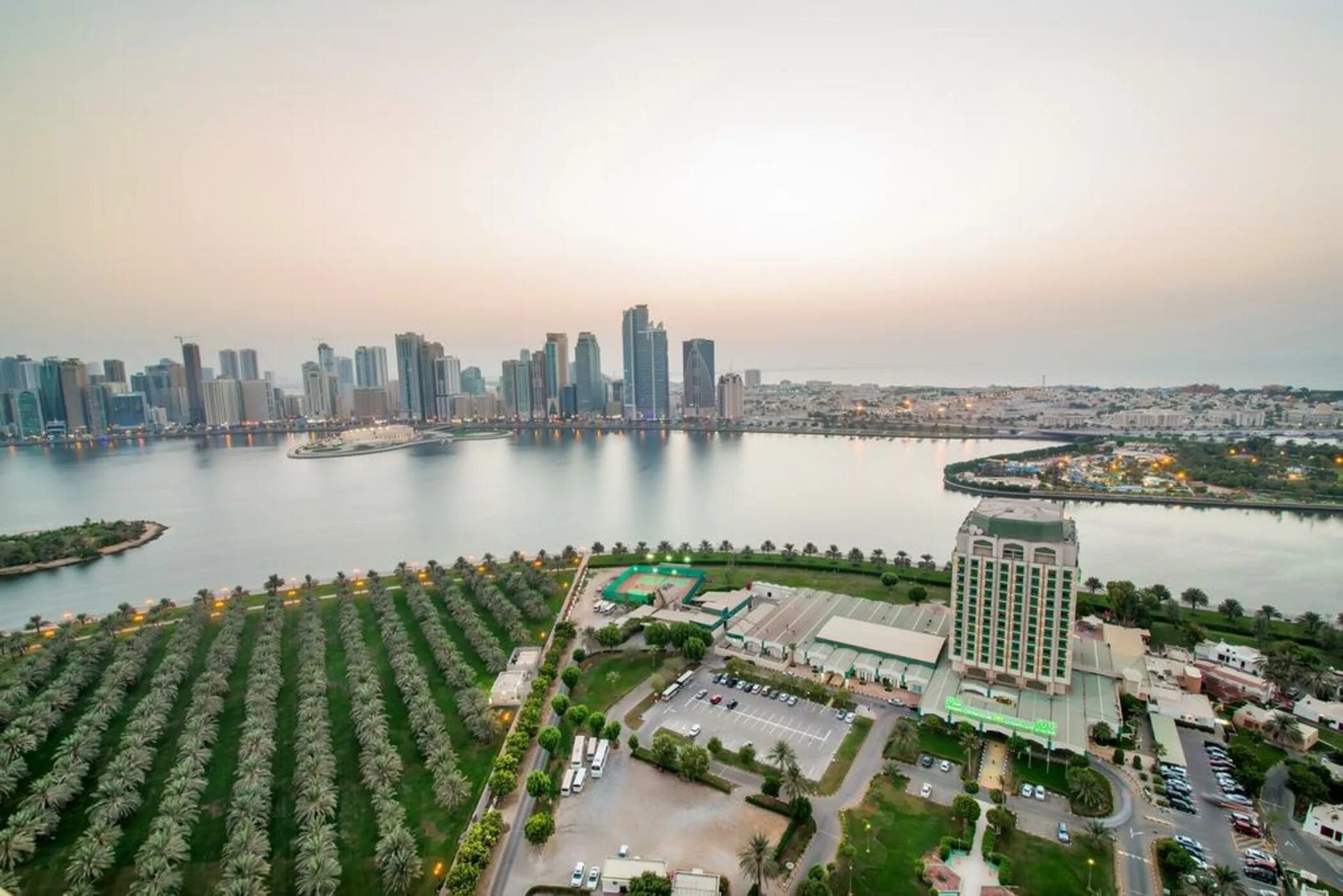 Холидей интернешнл шарджа. Hotel holiday international sharjah 4 шарджа. khalid lake trail, шарджа. international holidays. оаэ город шарджа фото отзывы.