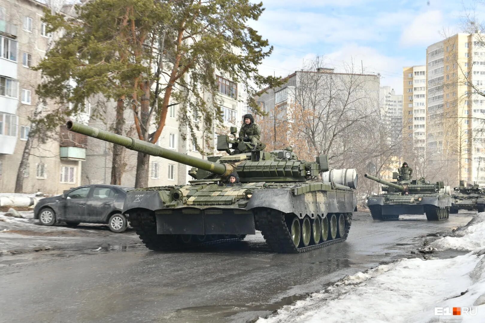 Танки в городе. Украинские танки. Украинские танки в городе. Украинские танки на улице города. Военная техника в екатеринбурге