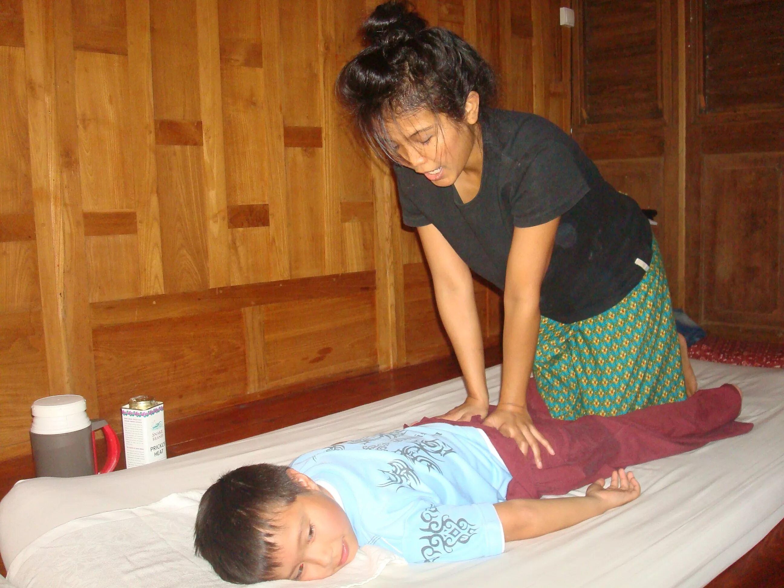 Сын массаж мама потом. Тайский массаж детям. Массаж маме. Американский массаж мом. Woman and Kid массаж с одеждами.