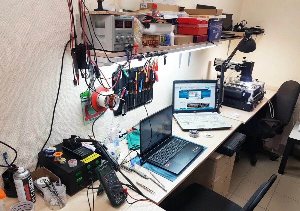 Рабочее место сервисного инженера. Компьютерный сервис спб. Рабочее место компьютерного мастера. Примеры работ фото ремонты пк. Мастерская по ремонту компьютеров.