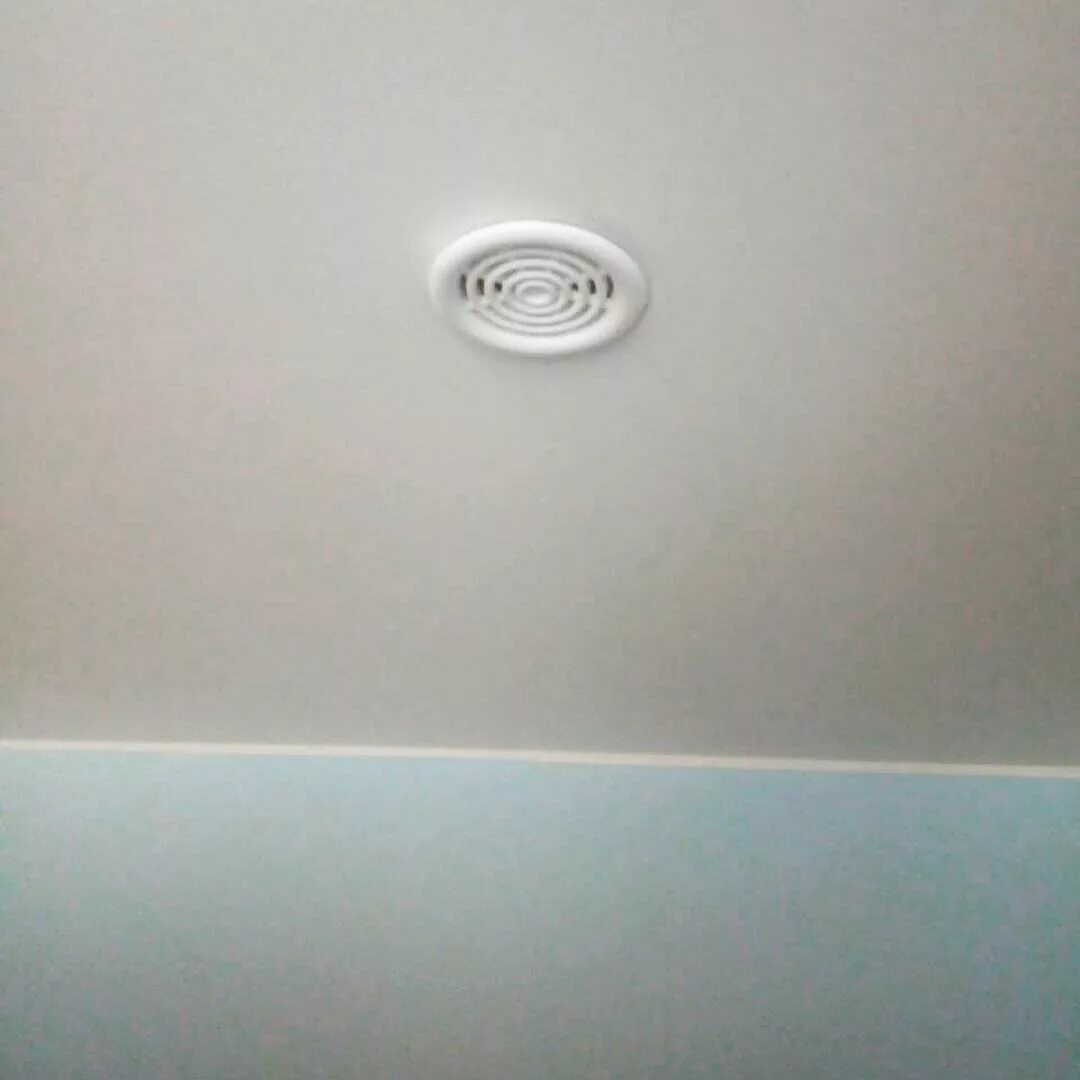 Как исправить натяжной потолок. Заплатка для натяжноготпотолка. Как исправить натяжной потолок. Дырка в натяжном потолке. Заплатка на натяжной потолок.