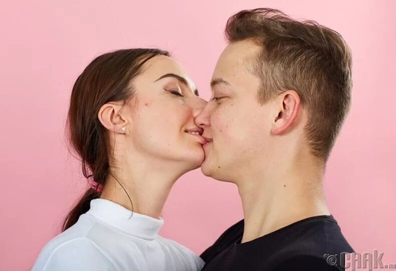 Скольки лет можно целоваться в губы. Поцелуй с языком техника. Вакуумный поцелуй. Французский Тип поцелуя. Как целоваться в губы.