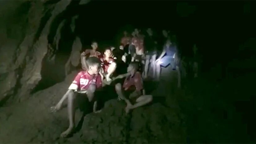 Тайланд спасение детей из пещеры. Тайланд.спасение из пещеры Тайланд спасение детей. Спасение мальчиков из пещеры в Таиланде. 13 Детей в пещере в Таиланде.