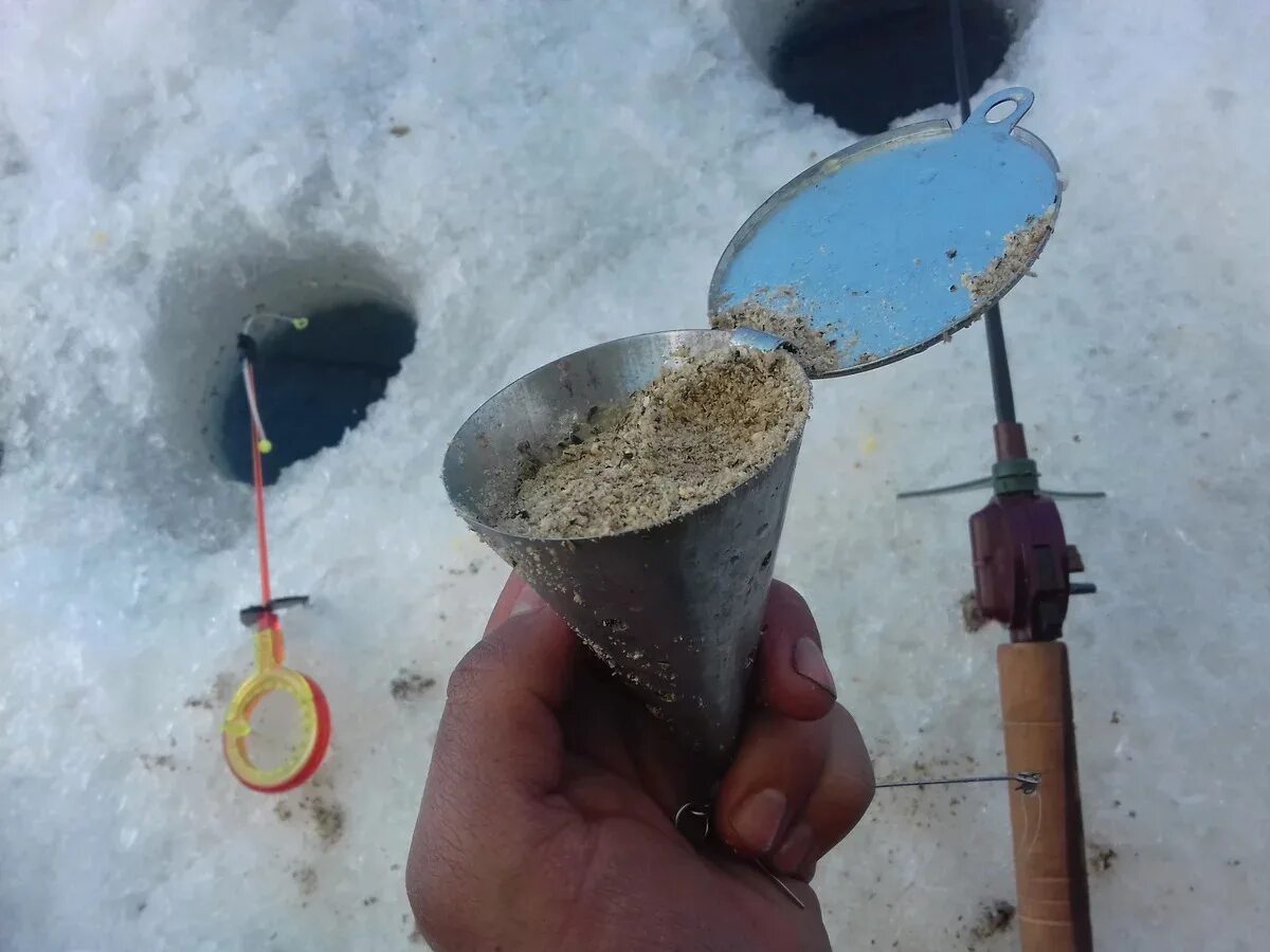 Лучшая прикормка для плотвы зимой своими руками. Кормушка для подледной рыбалки. зимняя прикормка кормушка. прикормка для рыбалки зимой. кормушка для прикормки рыбы зимой.
