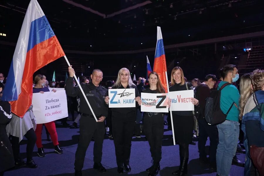 Митинг концерт 10 лет в родной гавани. Концерт митинг Крым. С праздником крымчане. Протесты в Крыму 2006.