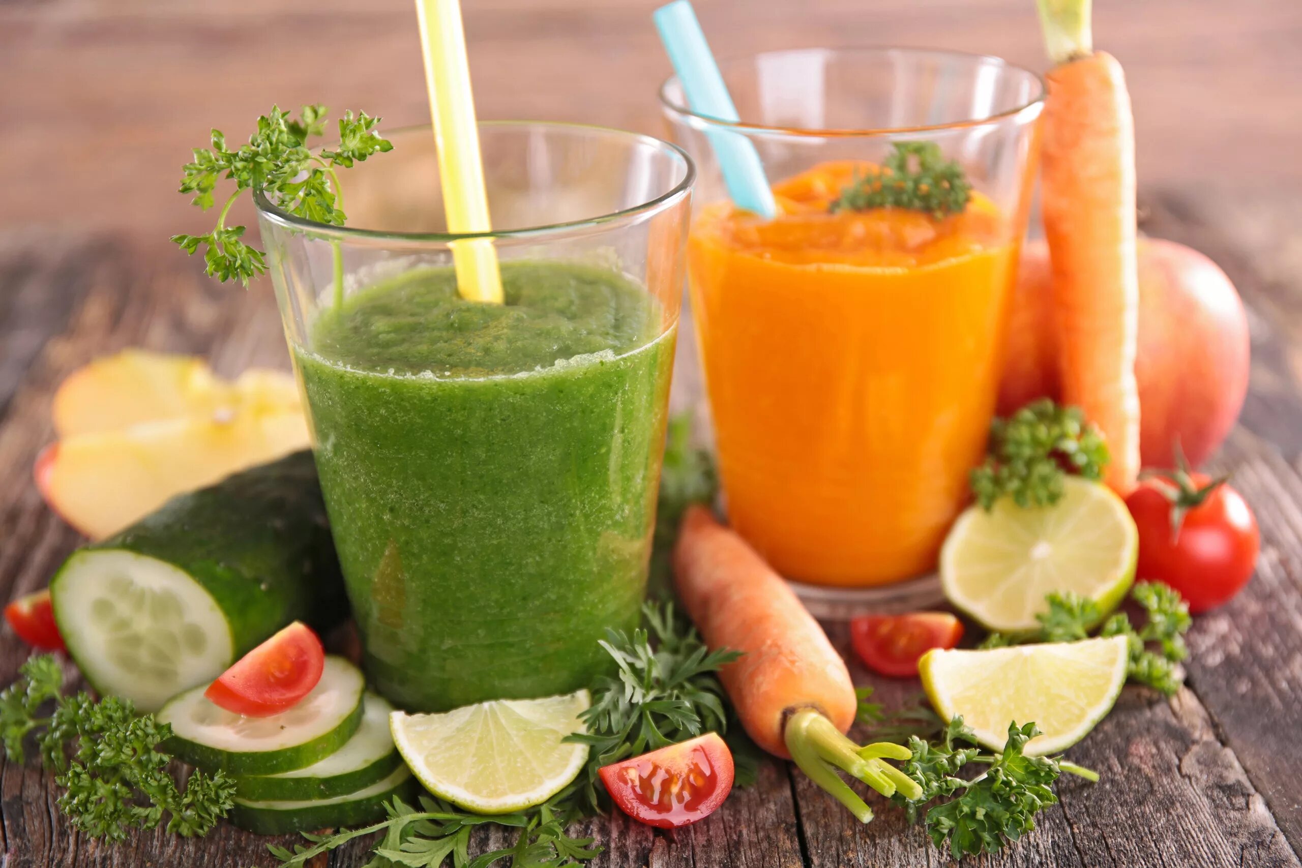 Vegetable juice. Смузи огурец сельдерей. Фреш морковь сельдерей. Смузи манго морковь. Овощной коктейль.