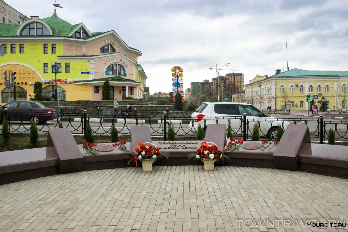 Сайт г дмитрова. Дмитров город. Дмитров город в Московской области. Площадь Дмитрова Московской области. Город Дмитров достопримечательности.