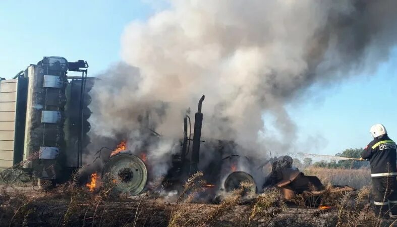 Сгорел трактор. Пожар на тракторе. Пожар в деревне Рыпушкалицы. Загорелся трактор. Сгоревший трактор