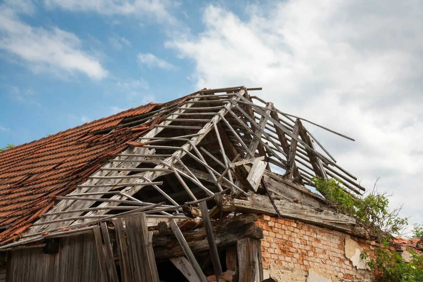 Дома сломанный крышей
