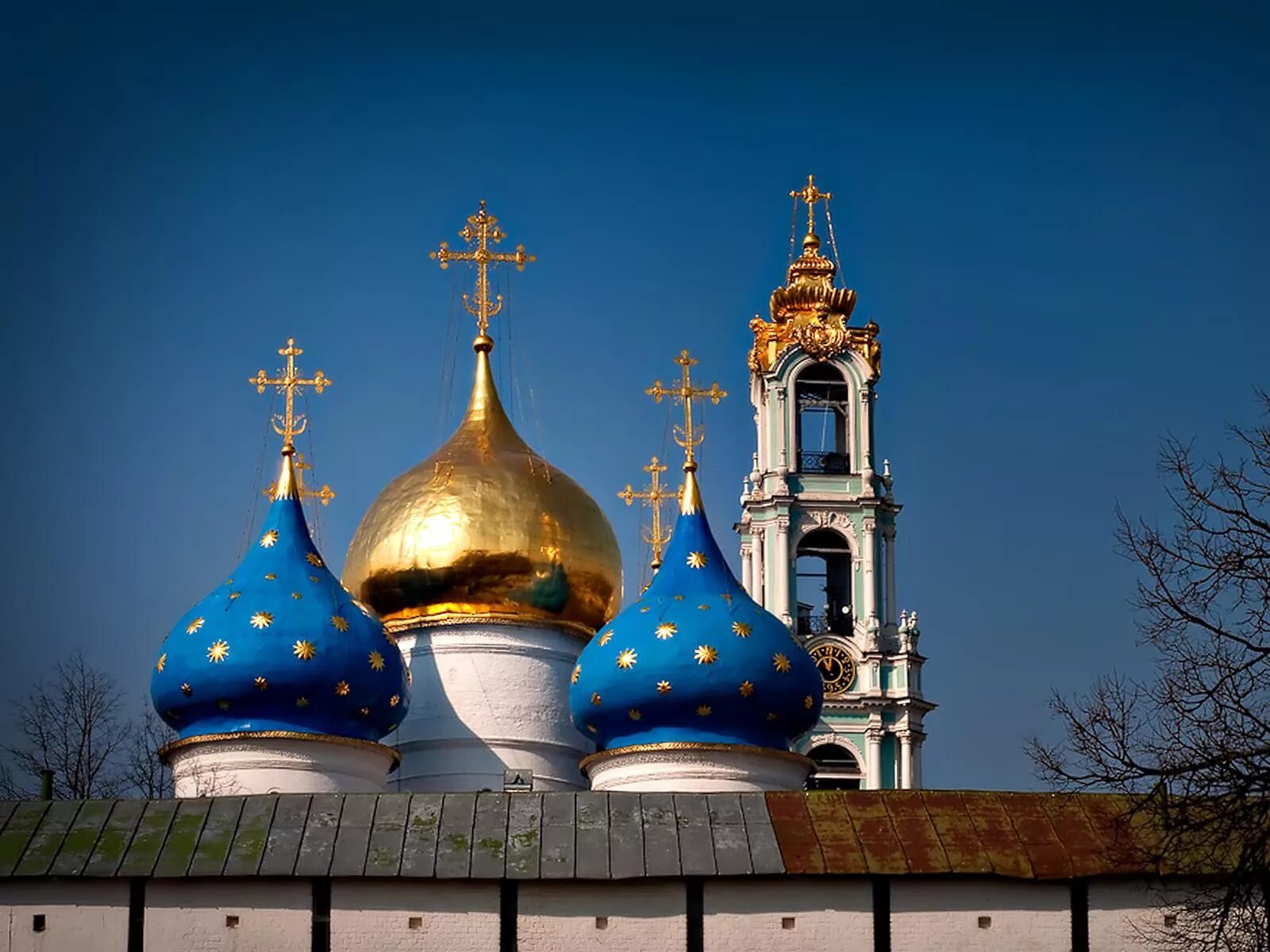 Православная церковь телефон. Церковь голубые купола Саратов. Церковь в Твери с синими куполами. Кемерово золотые купола Церковь. Купола церквей с13куполом.