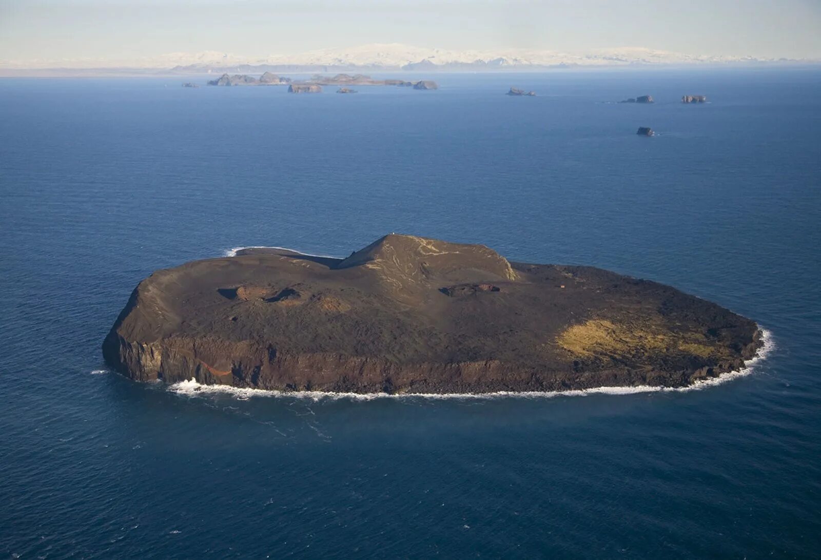 1 остров любой. Остров Суртсей ЮНЕСКО. Сюртсей остров в Исландии. Суртсей Исландия. Вулканический остров Суртсей.